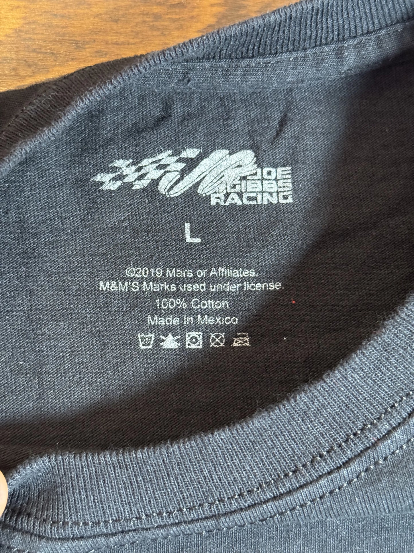Joe Gibbs Racing Kyle Busch #18 M&M's Champion 2019 T-Shirt Nera – L 3