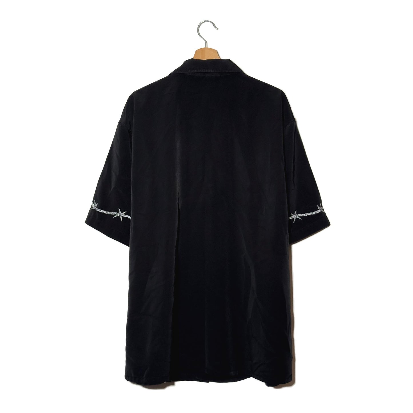 Camicia Nera Filo Spinato Bianco Stampa Verticale Poliestere – XL 2