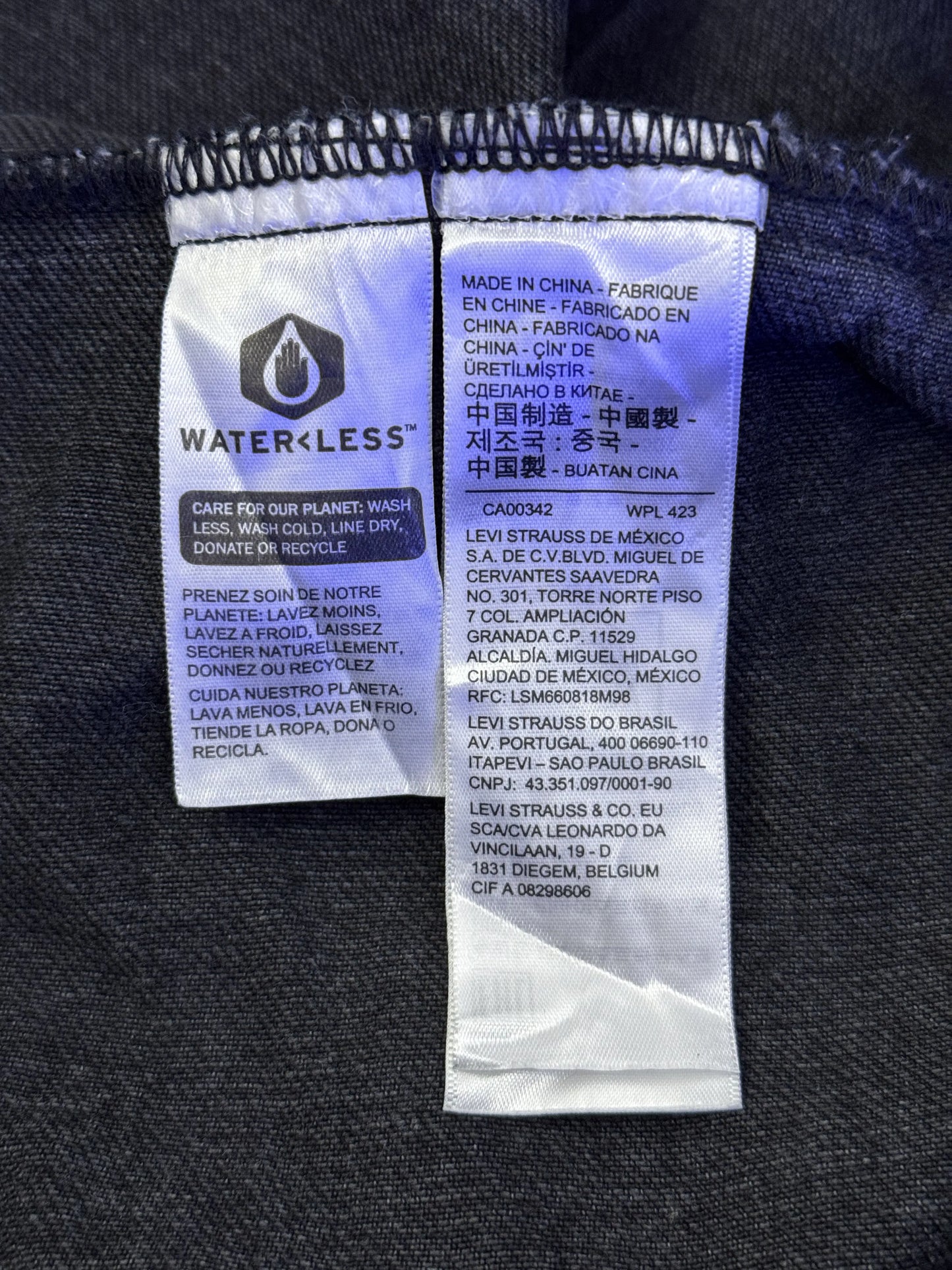 Giacca Jeans Levi's Trucker Vintage Fit Nera con Cappuccio Pile – L