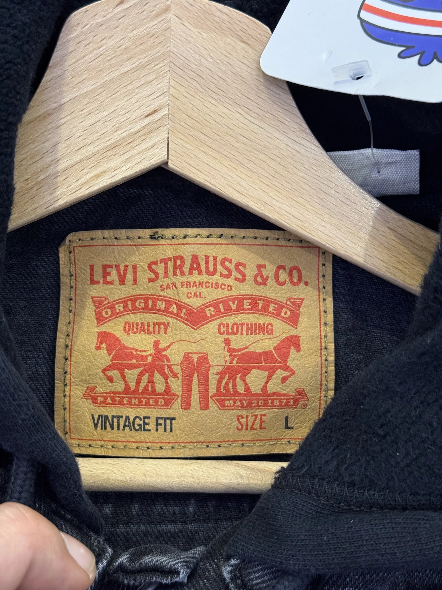 Giacca Jeans Levi's Trucker Vintage Fit Nera con Cappuccio Pile – L