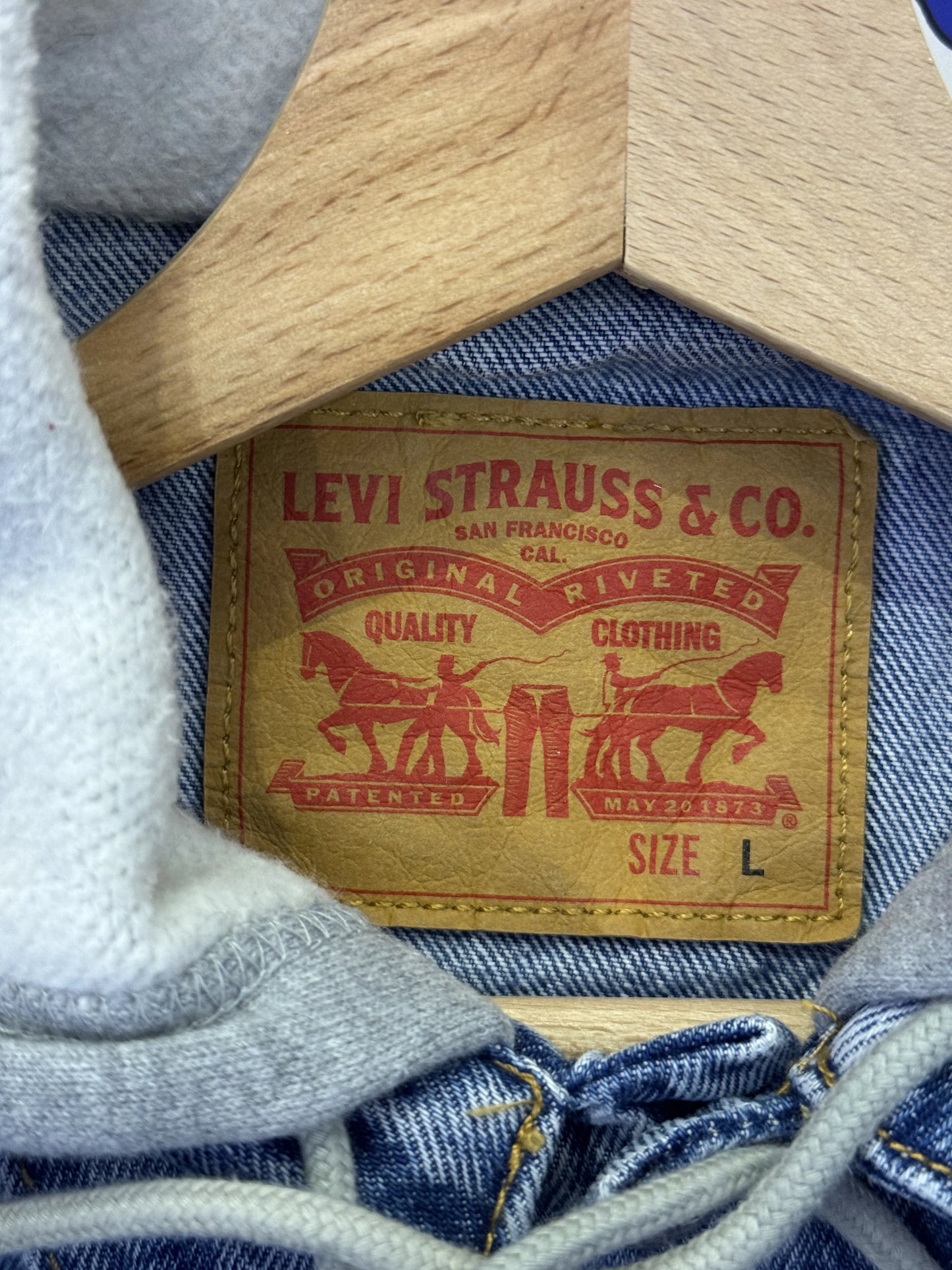 Giacca Levi's Trucker Denim Chiaro – Cappuccio Felpa Grigia – L 3