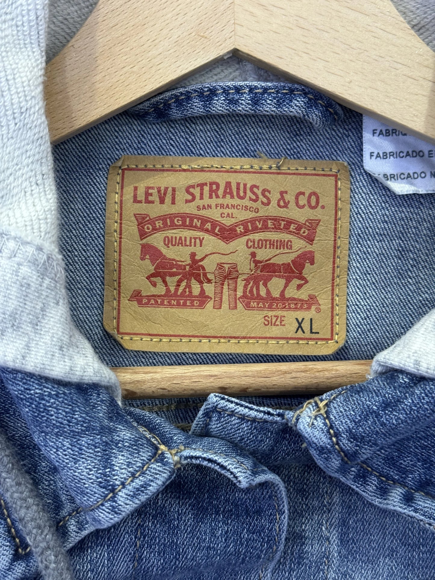 Giacca Levi's Trucker Denim Chiaro – Cappuccio Felpa Grigia – XL 3