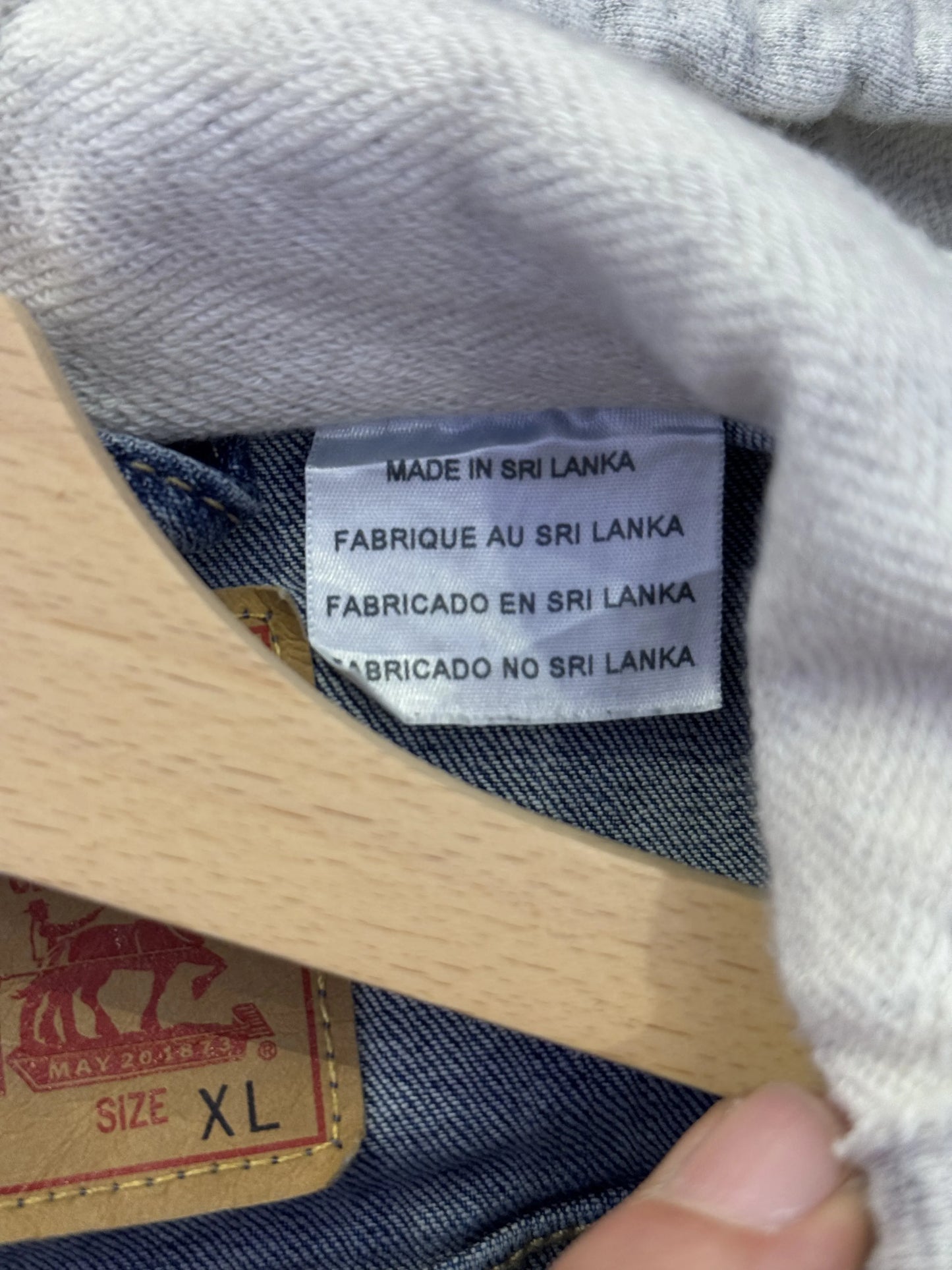 Giacca Levi's Trucker Denim Chiaro – Cappuccio Felpa Grigia – XL 4