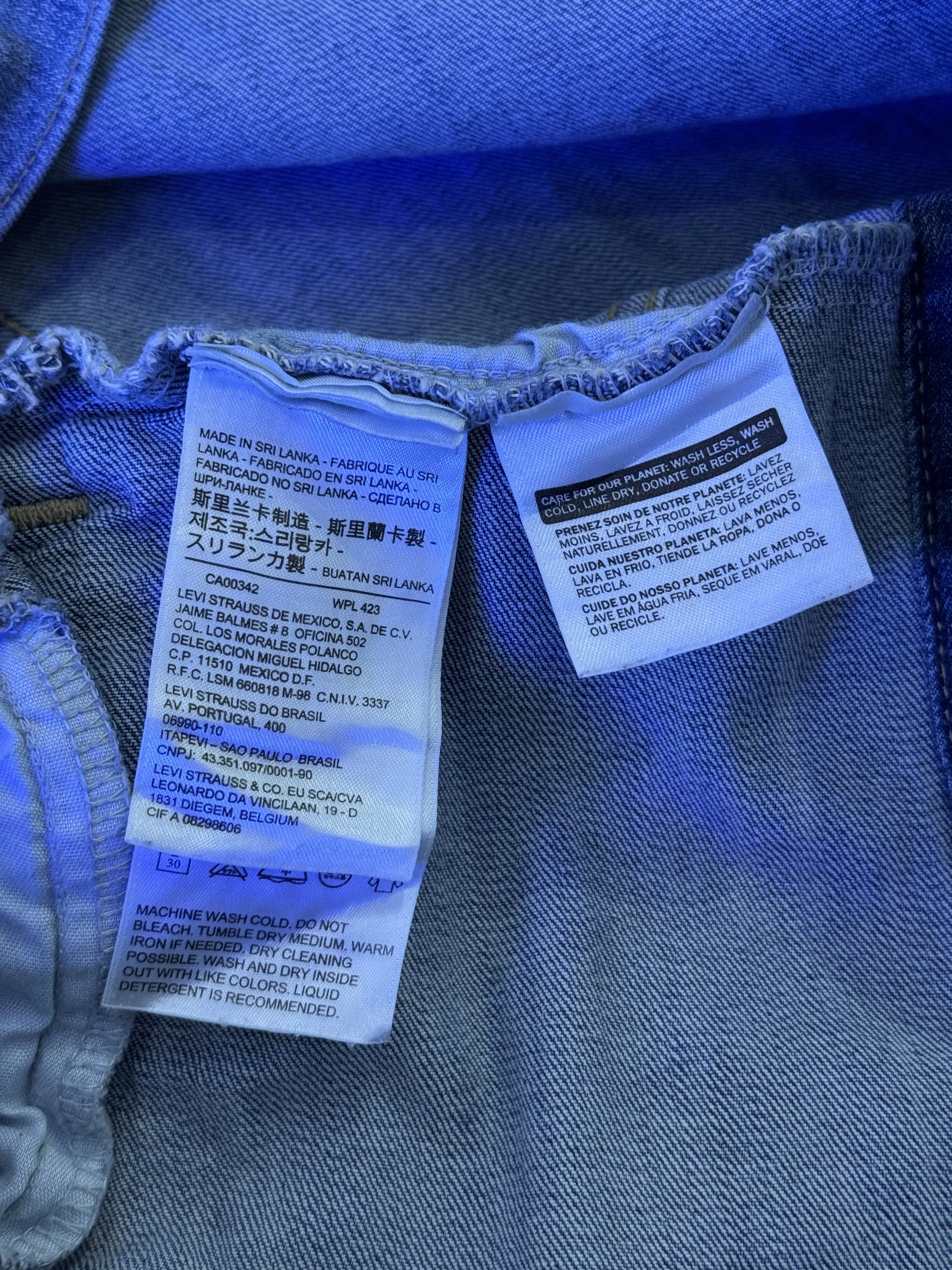 Giacca Levi's Trucker Denim Chiaro – Cappuccio Felpa Grigia – XL 5