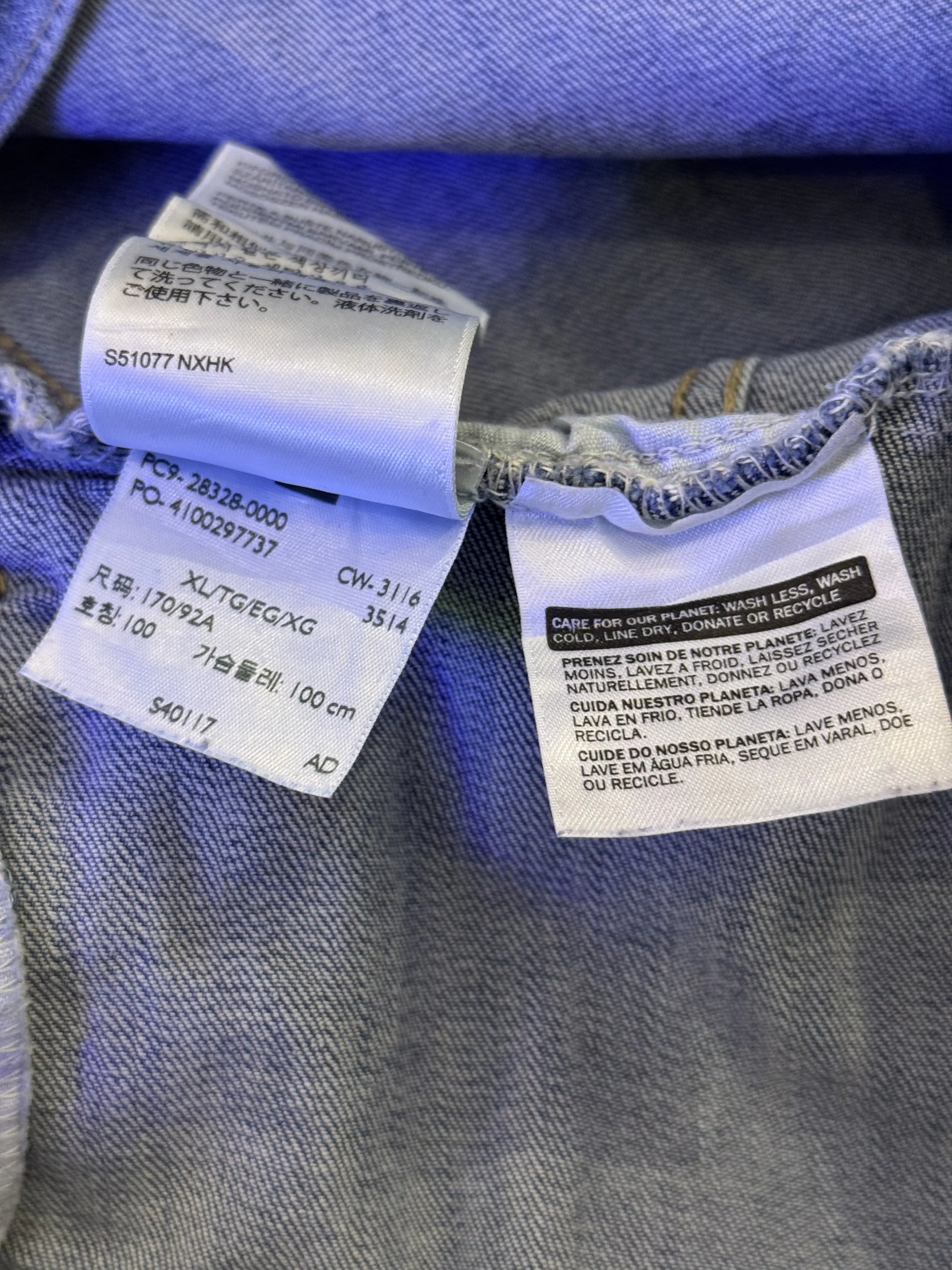 Giacca Levi's Trucker Denim Chiaro – Cappuccio Felpa Grigia – XL 6
