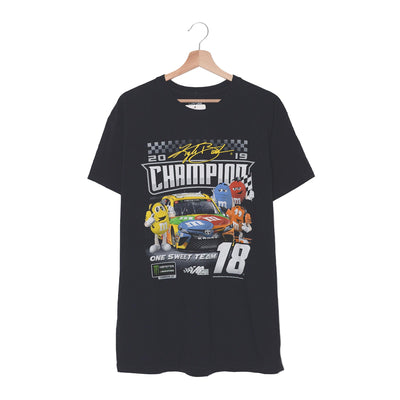 Joe Gibbs Racing Kyle Busch #18 M&M's Champion 2019 T-Shirt Nera – L