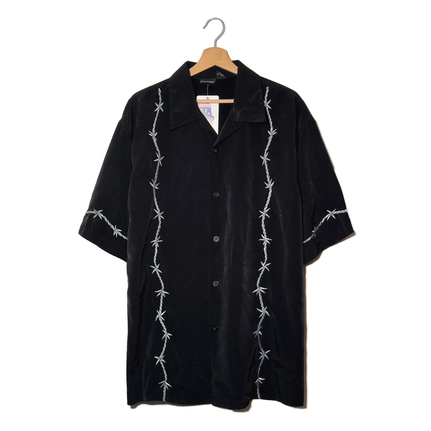 Camicia Nera Filo Spinato Bianco Stampa Verticale Poliestere – XL