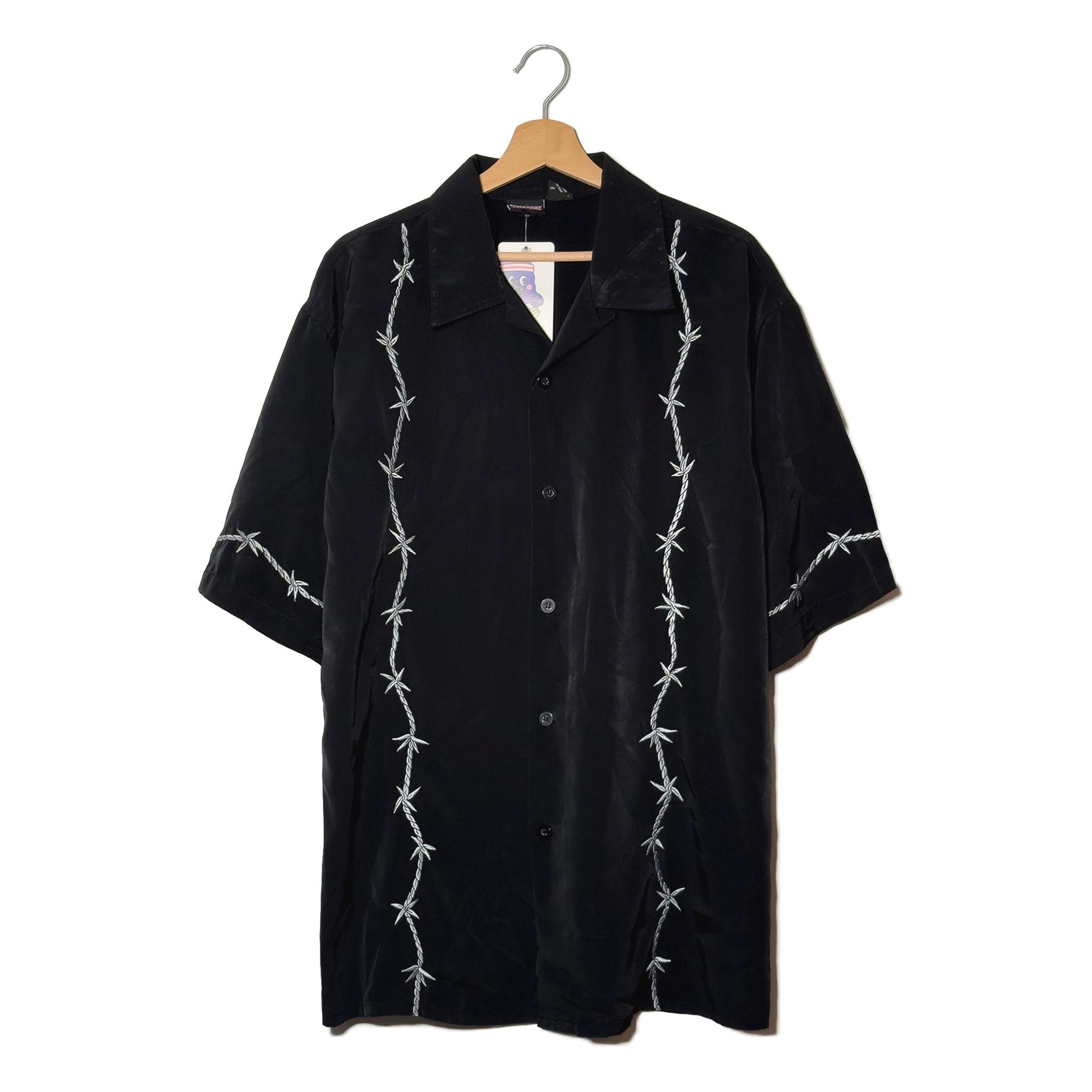 Camicia Nera Filo Spinato Bianco Stampa Verticale Poliestere – XL