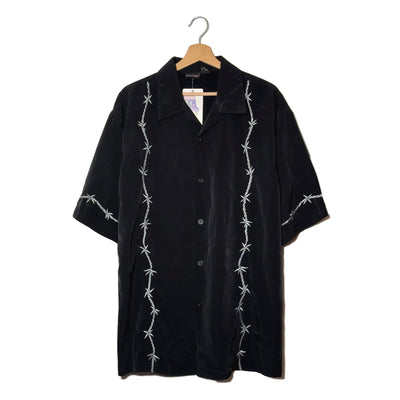 Camicia Nera Filo Spinato Bianco Stampa Verticale Poliestere – XL
