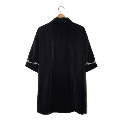 Camicia Nera Filo Spinato Bianco Stampa Verticale Poliestere – XL 2